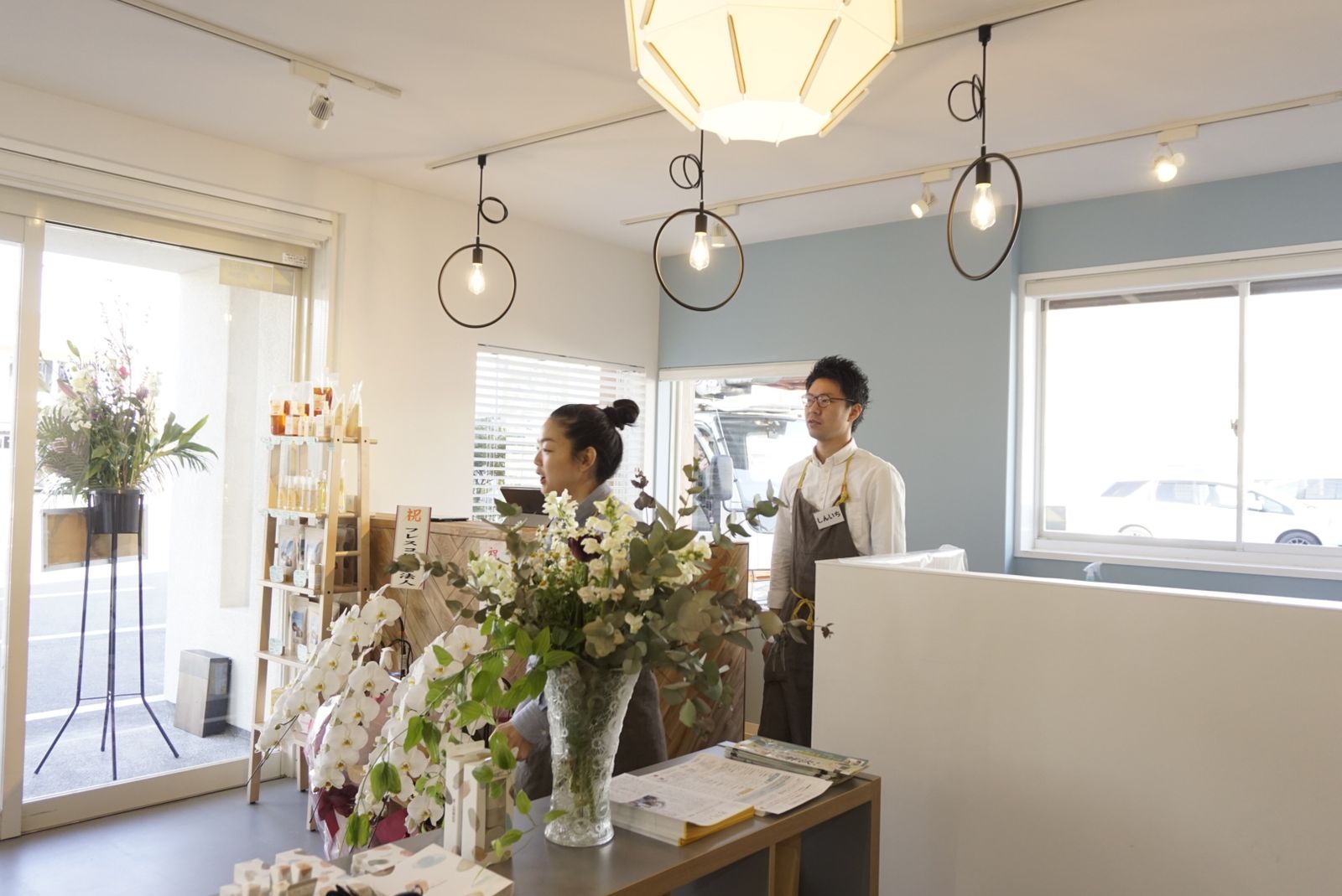花が飾られた城東通店の受付